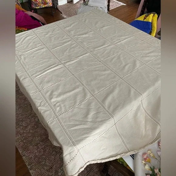 Tan and beige tablecloth 58 x 72 oval. Cotton Blend w/embroidery. EC. - Picture 2 of 14